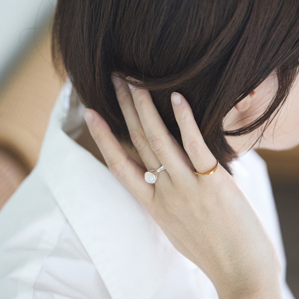 PLAFU/minamo ring with gem エチオピアオパール -女性の指を
